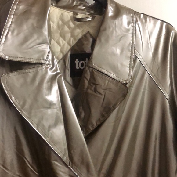 Tore rain coat. Large with lining. Without tag - Picture 3 of 6